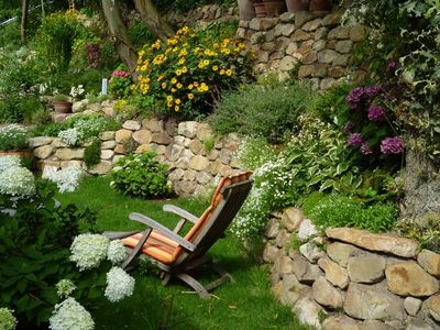 Referenzen aus 20 Jahren Gartenbau - Natursteinmauer mit Bepflanzung