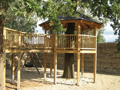 Referenzen aus 20 Jahren Gartenbau - Baumhaus im Kindergarten